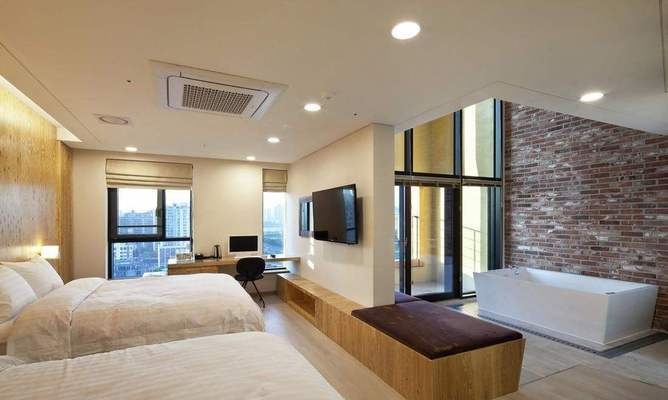 50個房間的賓館，五室賓舍，五十間客房的溫馨旅居之所，解析，五室賓舍簡潔地體現(xiàn)了賓館有五十個房間的規(guī)模特點，溫馨旅居之所則強調(diào)了賓館能給住客帶來舒適、 行業(yè)新聞 第3張